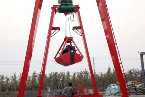基于物料检测的抓斗起重机控制系统及方法