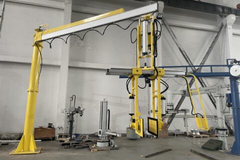 旋臂起重机（悬臂吊）型号参数与选型指南：定柱式、壁柱式与移动式