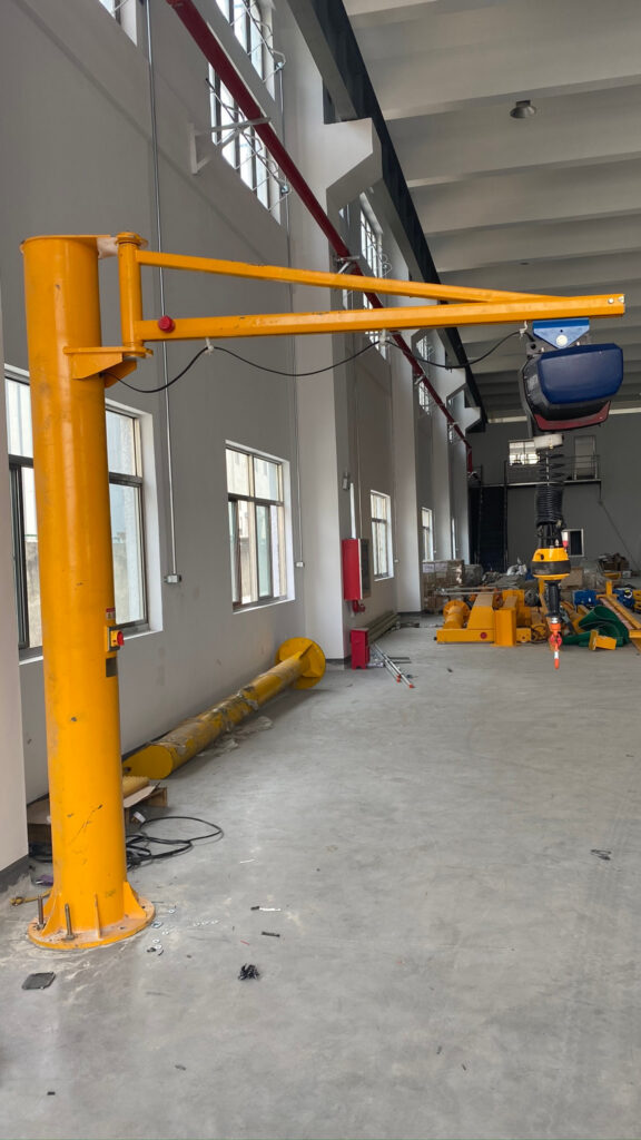 旋臂起重机（悬臂吊）型号参数与选型指南：定柱式、壁柱式与移动式